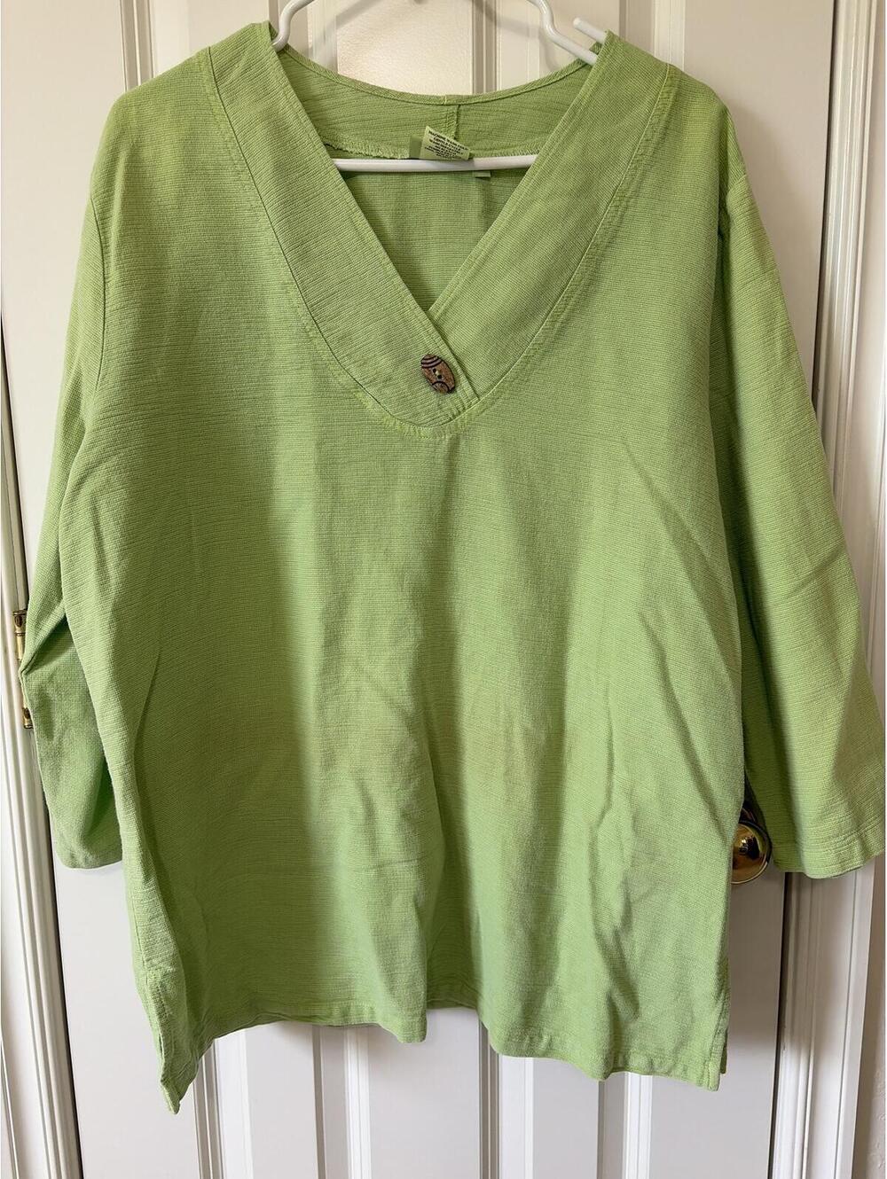 Hot Cotton V-neck Top with wooden button, size large